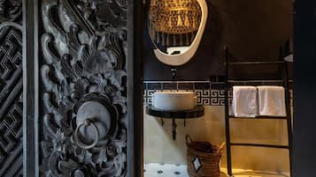 Deluxe King Or Twin With Bathtub | Bathroom | Shower, towels, soap, shampoo