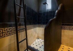 Douche, serviettes fournies, savon, shampoing