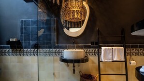 Deluxe King Or Twin With Bathtub | バスルーム | シャワー、タオル、石鹸、シャンプー