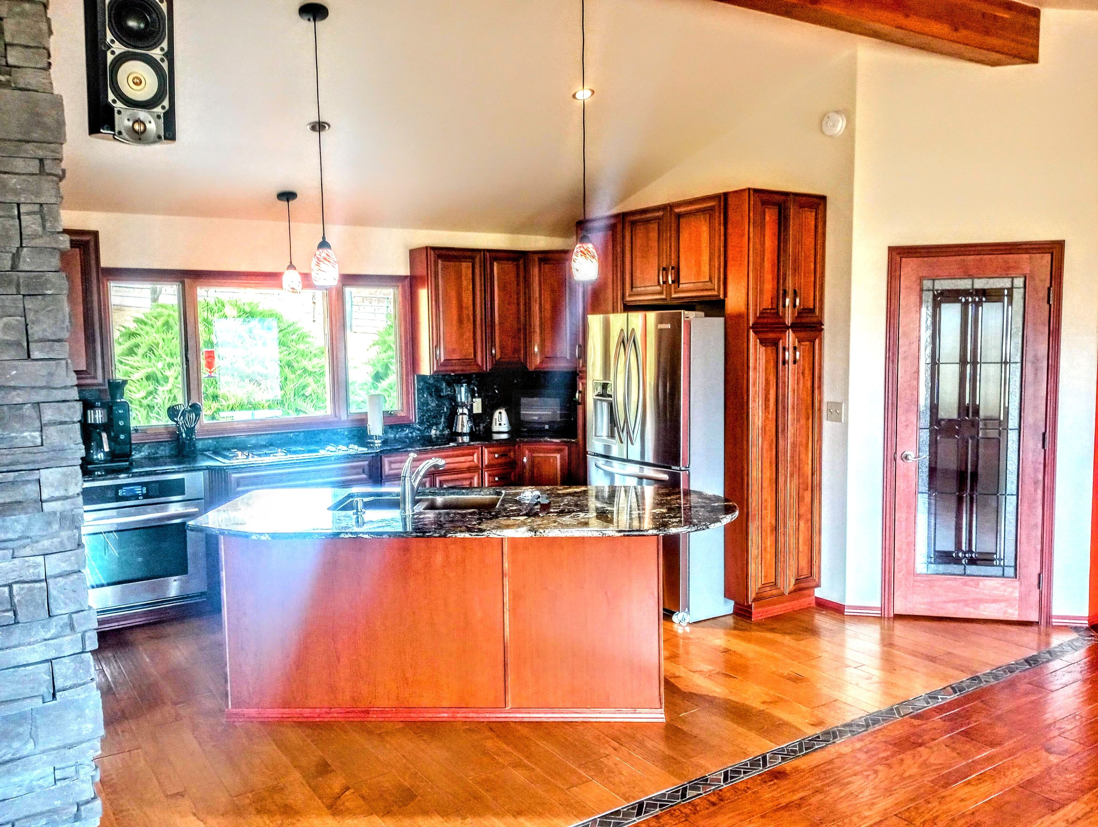 Jääkaappi, mikroaaltouuni, uuni, liesi