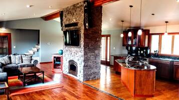 Smart TV, chimenea, futbolito, mesa de ping pong