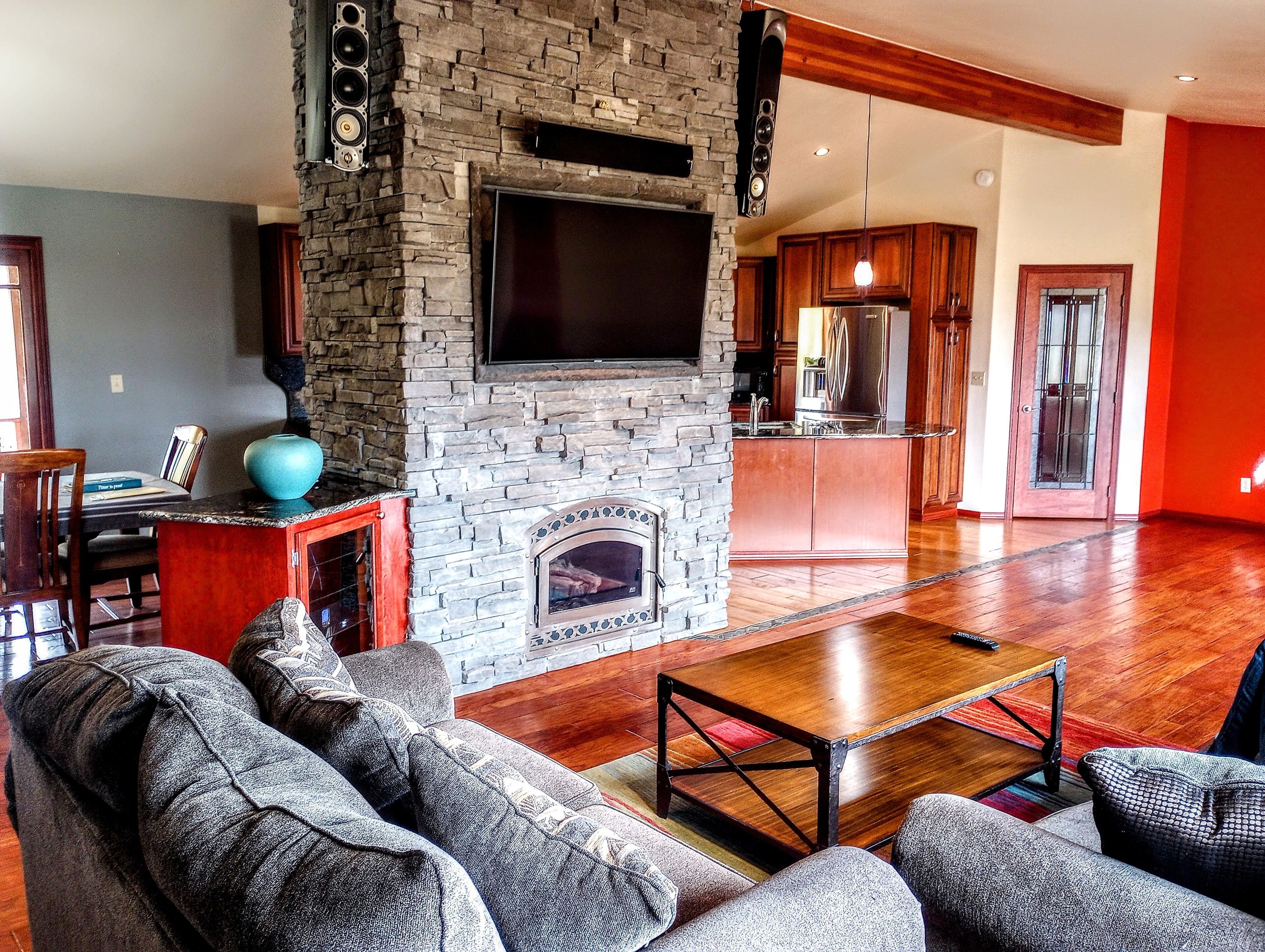 Älytelevisio, takka, pöytäjalkapallopöytä, pöytätennispöytä