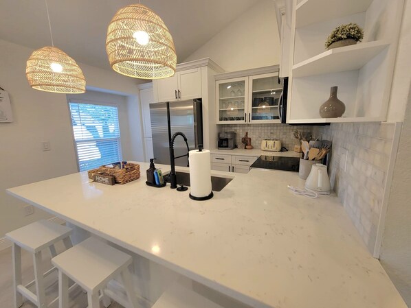 Fridge, microwave, oven, stovetop - Palm Harbor Renovated 3-bedroom Hideaway! (Palm Harbor)