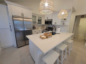 Fridge, microwave, oven, stovetop - Palm Harbor Renovated 3-bedroom Hideaway! (Palm Harbor)