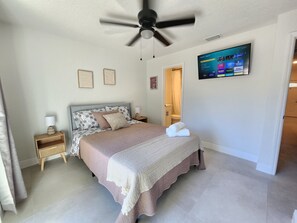 3 bedrooms, desk, iron/ironing board, travel cot