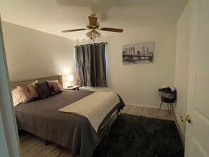 3 habitaciones, tabla de planchar con plancha, wifi y ropa de cama