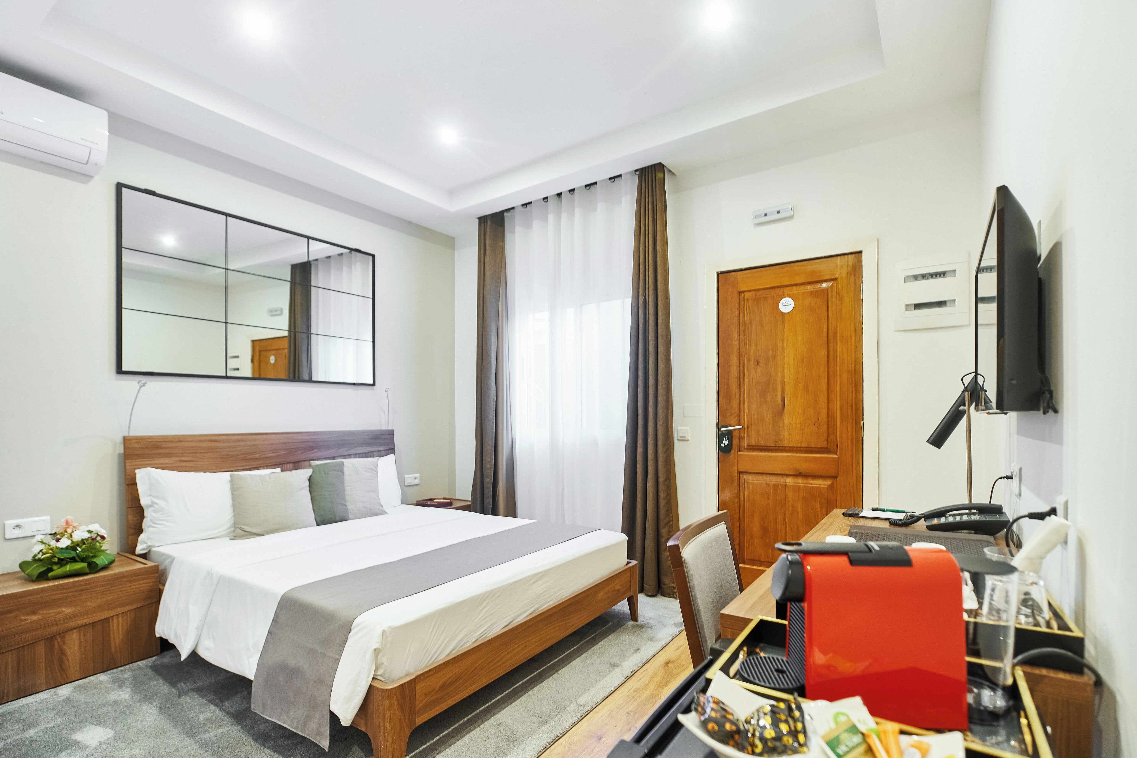 Standard Double Room, 1 Queen Bed, Non Smoking, Courtyard View