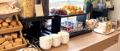 Tägliches großes Frühstück (22.87 EUR pro Person)