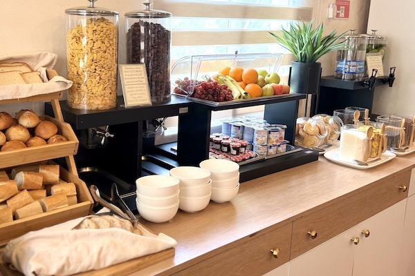 朝食 (フル ブレックファスト)、毎日提供 (1 名様 22.87 EUR)