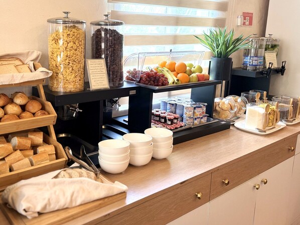 Tägliches großes Frühstück (22.87 EUR pro Person)