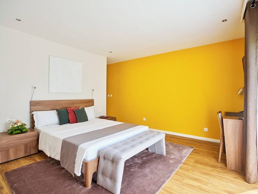 Quarto casal luxo, 1 cama Queen, para não fumantes, vista para o pátio | Roupas de cama premium, edredons de pluma, camas com colchões pillow-top