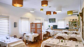 Daily full breakfast (EUR 22.87 per person)