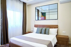 Economy Room, 1 Queen Bed, Non Smoking, Courtyard View | Premium bedding, down comforters, pillowtop beds, minibar