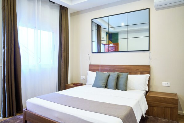 Economy Room, 1 Queen Bed, Non Smoking, Courtyard View | Premium bedding, down duvets, pillow-top beds, minibar - Roma Hôtel & Restaurant (Libreville)