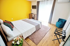 Deluxe dubbelrum - 1 queensize-säng - icke-rökare - utsikt mot innergården | Sängtillbehör av högsta kvalitet, duntäcken, bäddmadrasser och minibar
