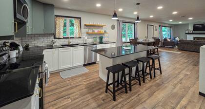 Central City Retreat - Spacious four bedroom home, Sleeps 12, Family-friendly