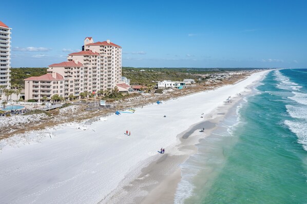 Sun loungers - Miramar Beach Condo @ Tops'l, 3 min walk to Beach, Baytowne Wharf - 30A - 4 Beds (Santa Rosa Beach)