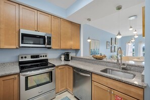 Refrigerador, microondas, horno y parrilla de estufa 