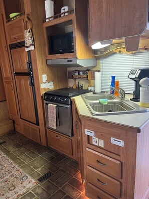 Kühlschrank, Mikrowelle, Ofen, Herdplatte