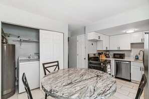 Jääkaappi, mikroaaltouuni, uuni, liesi