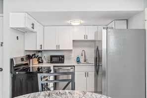 雪櫃、微波爐、焗爐、爐具