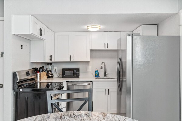 Kühlschrank, Mikrowelle, Ofen, Herdplatte