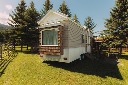 Fabulous Tiny House with a cottage feel in a farm setting, 3min from Armstrong. 