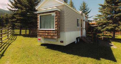 Fabulous Tiny House with a cottage feel in a farm setting, 3min from Armstrong.