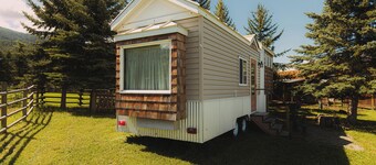 Fabulous Tiny House with a cottage feel in a farm setting, 3min from Armstrong.