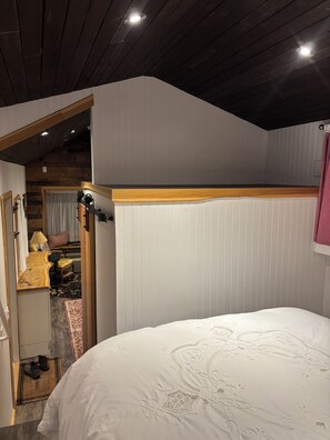 1 bedroom, WiFi, bed sheets - Fabulous Tiny House with a cottage feel in a farm setting, 3min from Armstrong. (Armstrong)