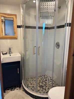 Dusche, Handtücher, Seife, Toilettenpapier