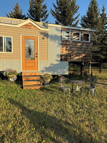 Fabulous Tiny House with a cottage feel in a farm setting, 3min from Armstrong. 