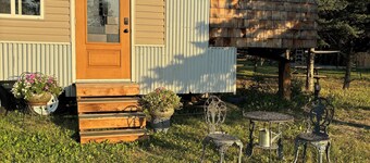 Fabulous Tiny House with a cottage feel in a farm setting, 3min from Armstrong. 