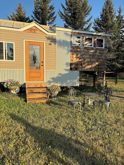 Fabulous Tiny House with a cottage feel in a farm setting, 3min from Armstrong.