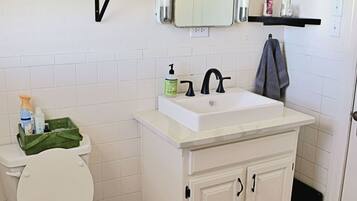 Asciugacapelli, asciugamani, sapone, shampoo