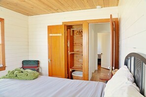 2 bedrooms, in-room safe, desk, iron/ironing board