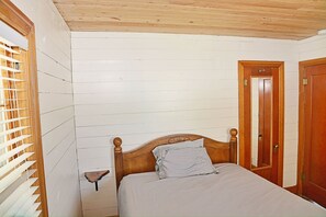 2 bedrooms, in-room safe, desk, iron/ironing board