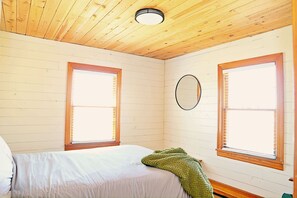 2 makuuhuonetta, tallelokero huoneessa, työpöytä, silitysrauta/-lauta