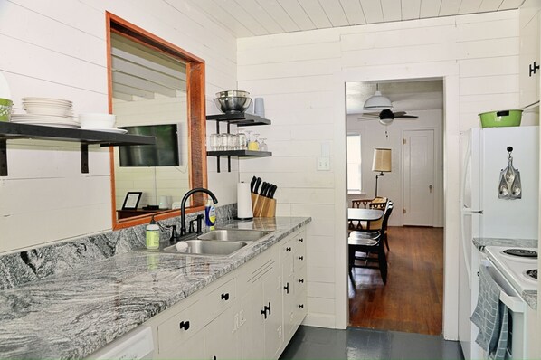 Jääkaappi, mikroaaltouuni, uuni, liesi