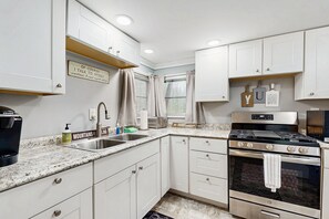 Fridge, microwave, oven, stovetop - Comfortable dog-friendly home w/ pond view, deck, gas grill, wifi, TVs, kitchen (Bridgewater)