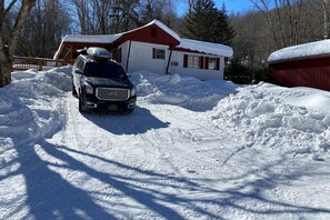 Property grounds - Comfortable dog-friendly home w/ pond view, deck, gas grill, wifi, TVs, kitchen (Bridgewater)