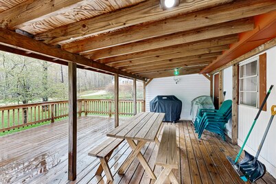 Comfortable dog-friendly home w/ pond view, deck, gas grill, wifi, TVs, kitchen