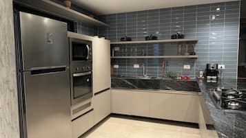 Geladeira, cooktop, cafeteira/chaleira, chaleira elétrica