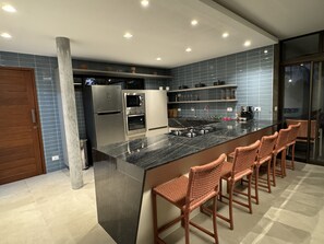 Réfrigérateur, surface de cuisson, cafetiÚre-théiÚre