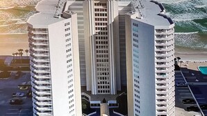 Un hôtel de grande hauteur doté d’une cour intérieure, d’un parking et offrant une vue sur l’océan.
