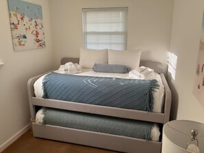 2 bedrooms, iron/ironing board, internet, bed sheets