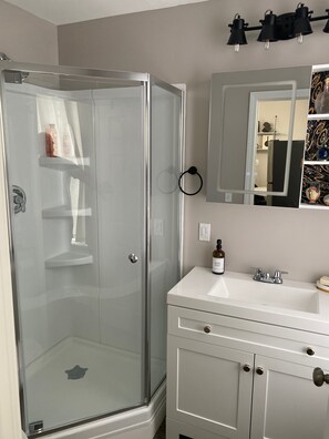 Dusche, Haartrockner, Handtücher, Seife