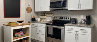 Charming Wooster Square flat - Walk to Pizza & Yale! - FREE Parking & Laundry