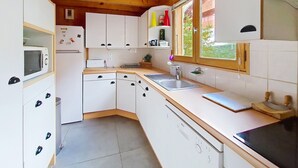 Kaffetrakter/tekoker, kjøleskap, mikrobølgeovn og ovn