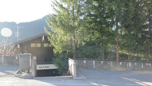 A cabin with a small porch, a trash bin, and a gate. - Croix de Savoie CX22 CENTER & VIEW 2 Pers. (Châtel)